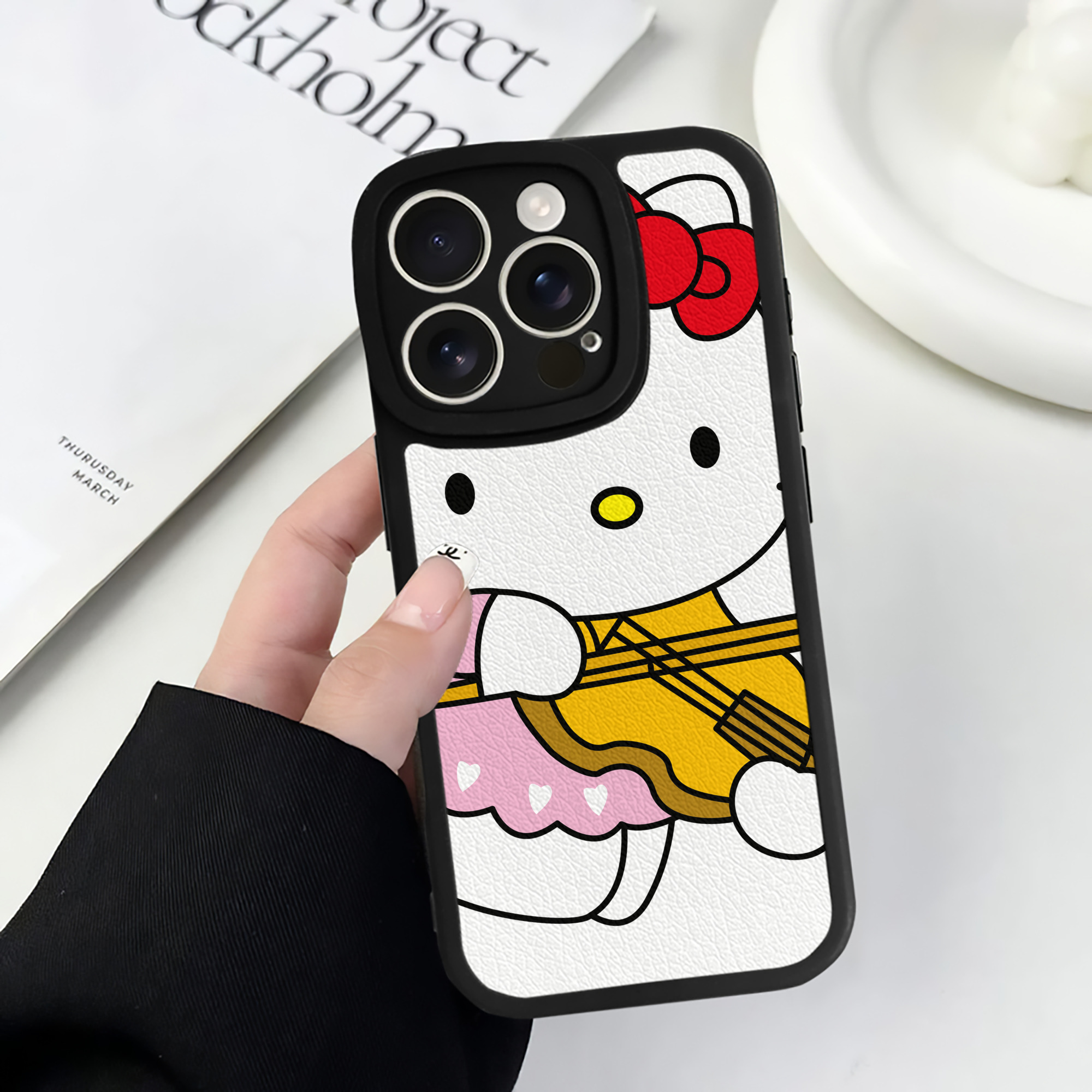（画像用） Hello Kitty ハローキティ 【iPhone 16シリーズ対応】シリコンスマホケース（レザー調） 材質：シリコン